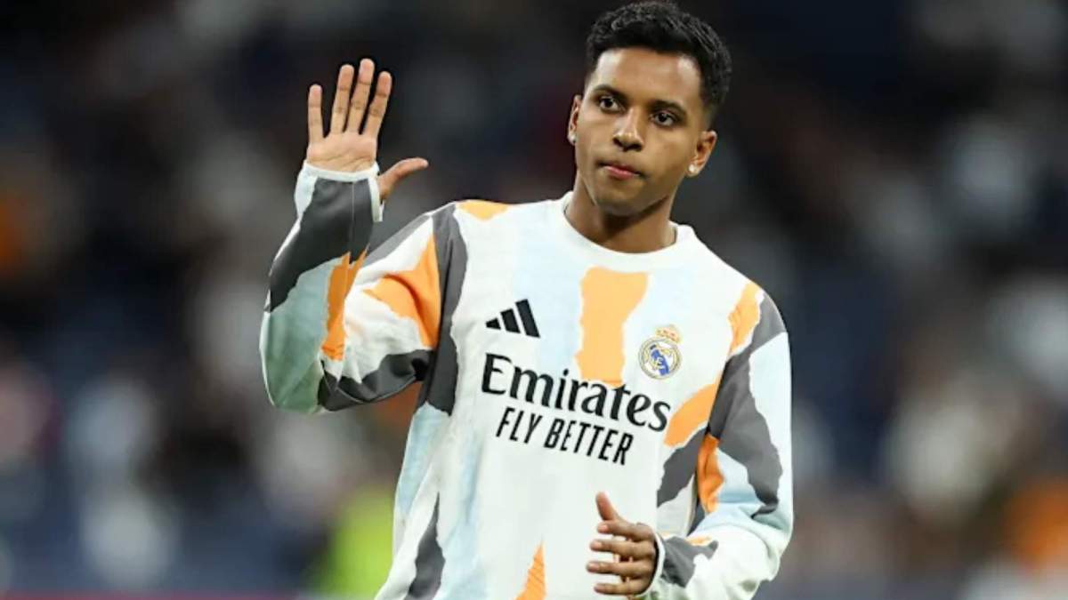Rodrygo saludando a la afición antes de un partido del Real Madrid