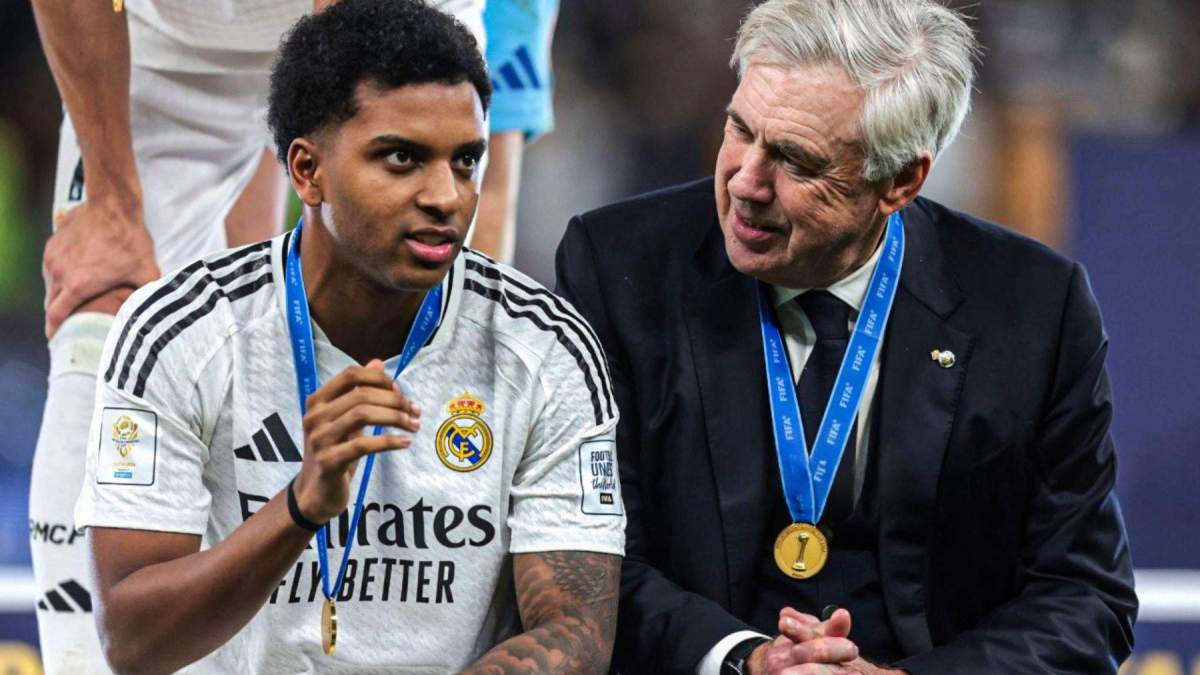 Rodrygo y Ancelotti tras ganar un título