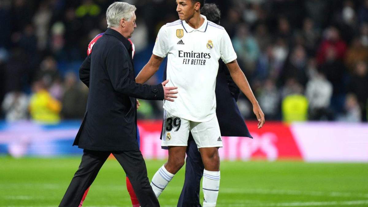 Ancelotti y Álvaro Rodríguez después del derbi