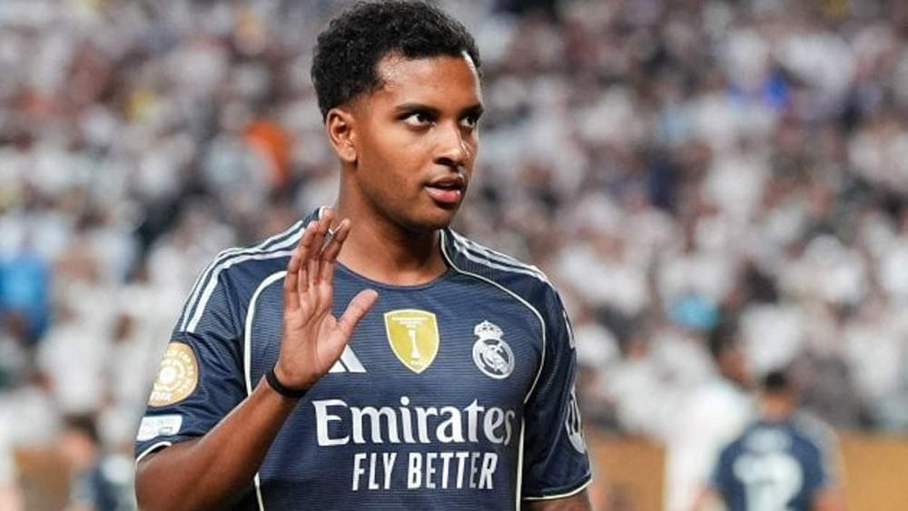 Rodrygo Goes jugando un partido con el Real Madrid.