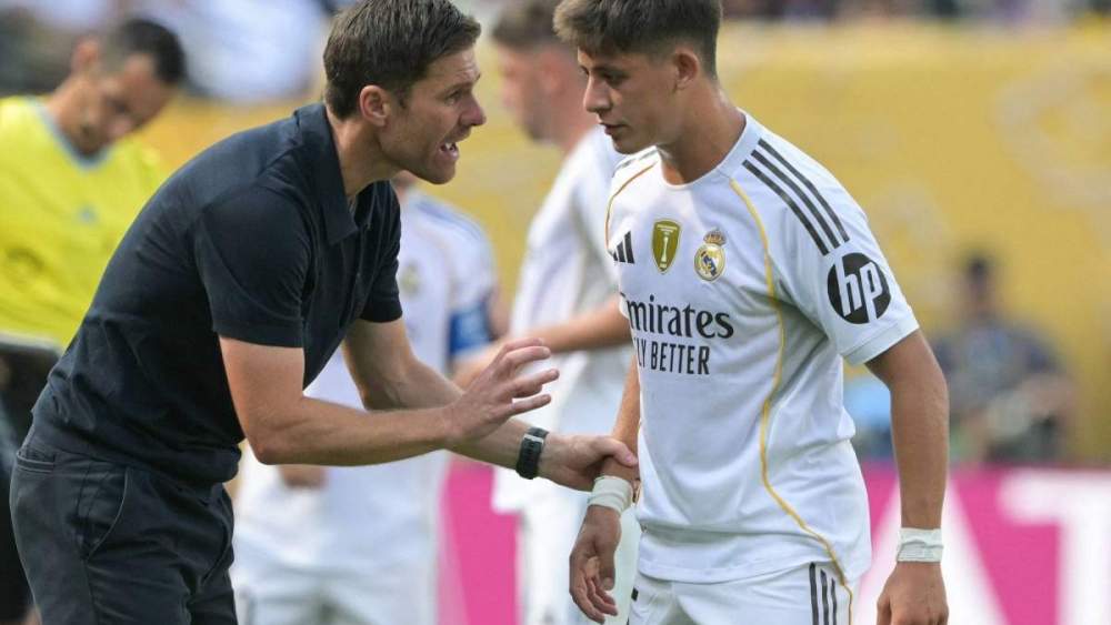 Xabi Alonso y Arda Güler durante un partido del Real Madrid. Xabi Alonso y Arda Güler durante un partido del Real Madrid.