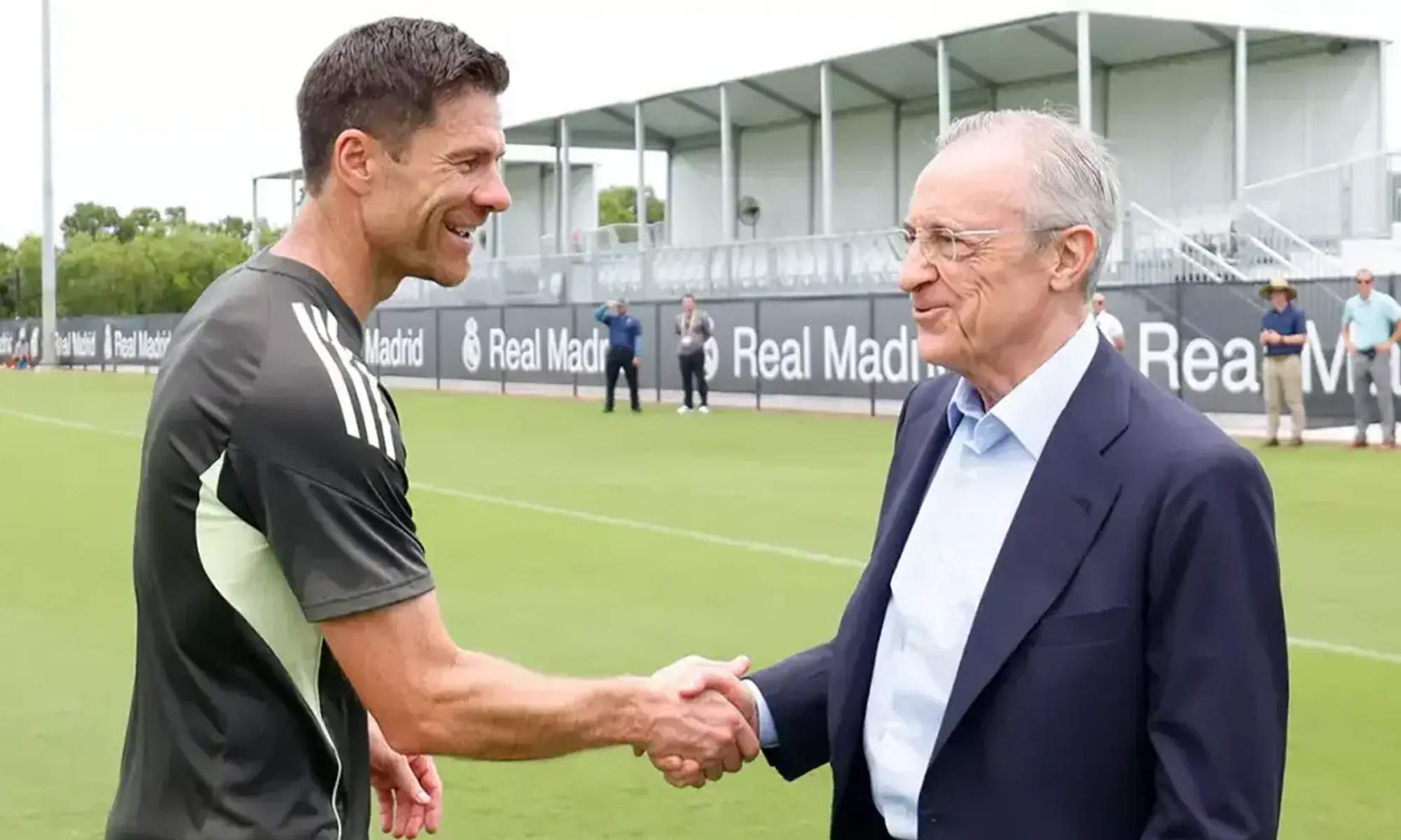 Xabi Alonso y Florentino Pérez en un entrenamiento del Real Madrid.