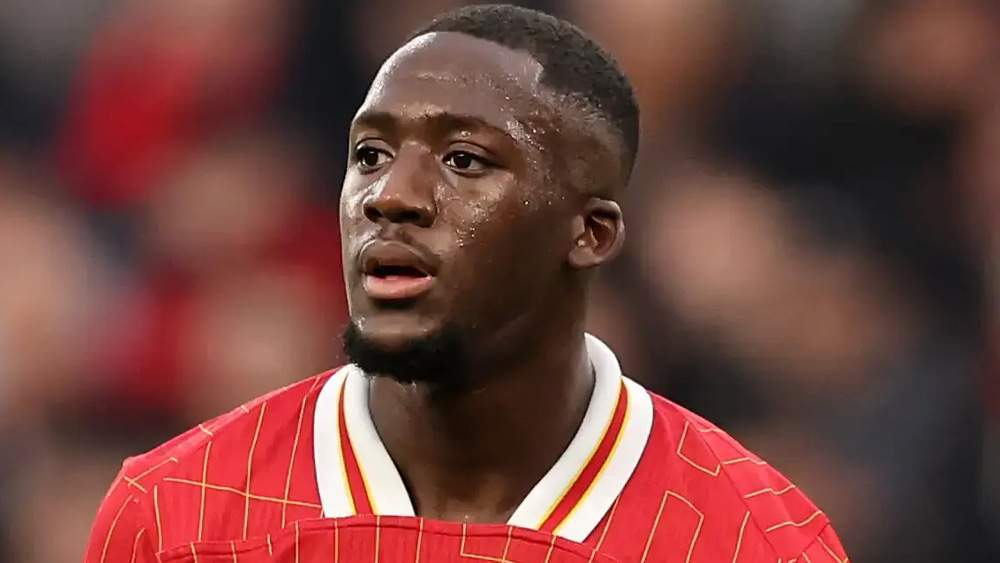 Konaté jugando con el Liverpool