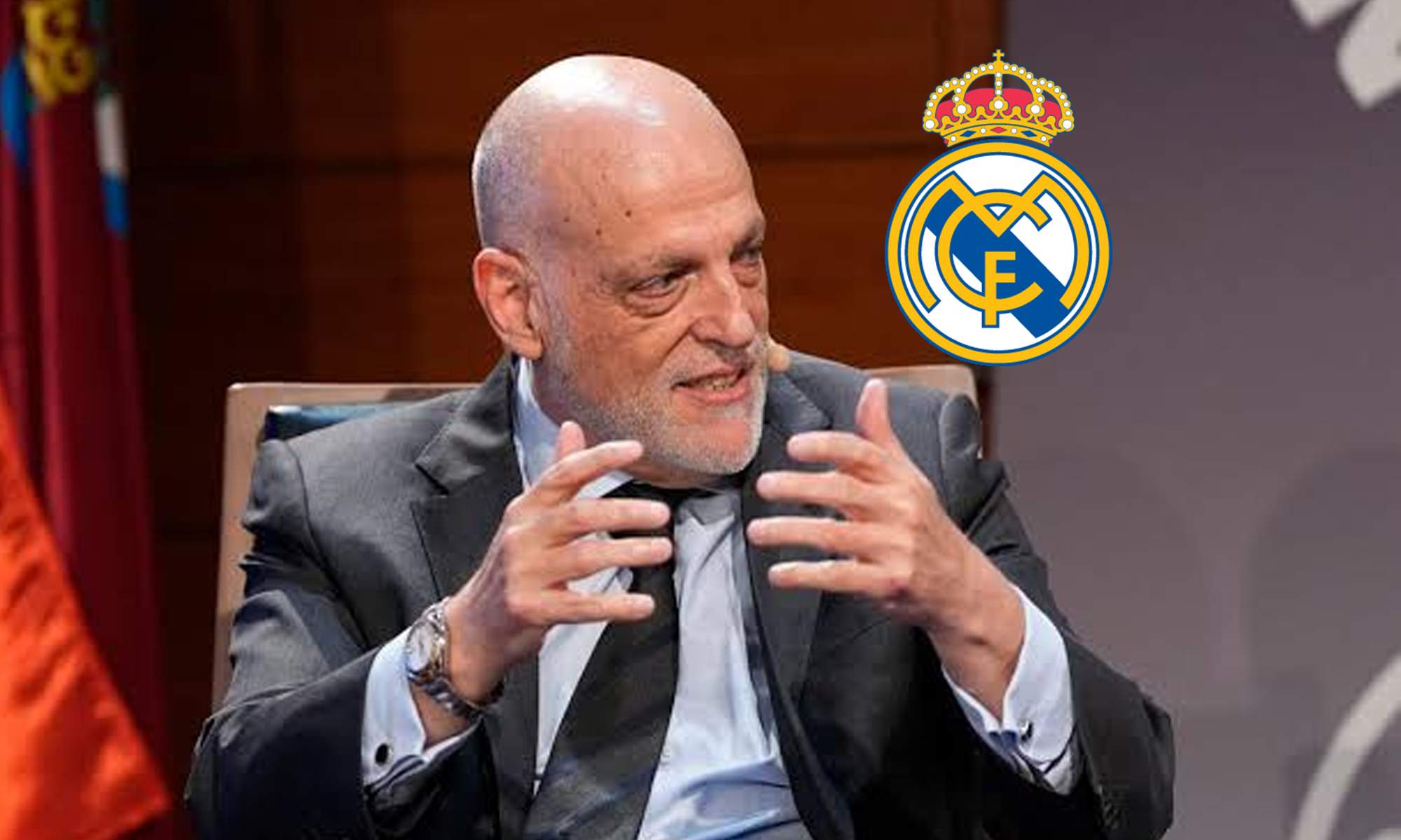 Javier Tebas y el escudo del Real Madrid.