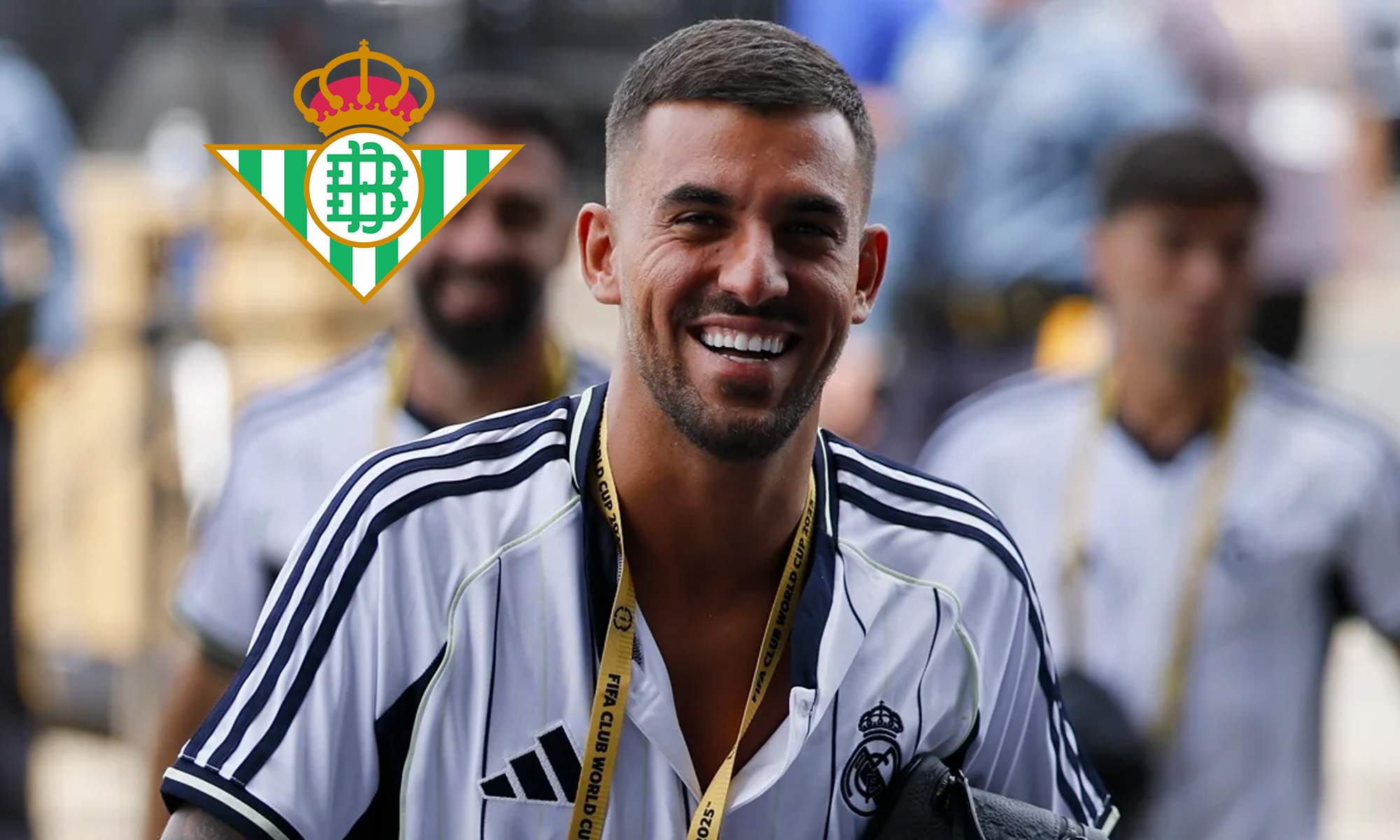 Dani Ceballos con el Real Madrid y el escudo del Betis.