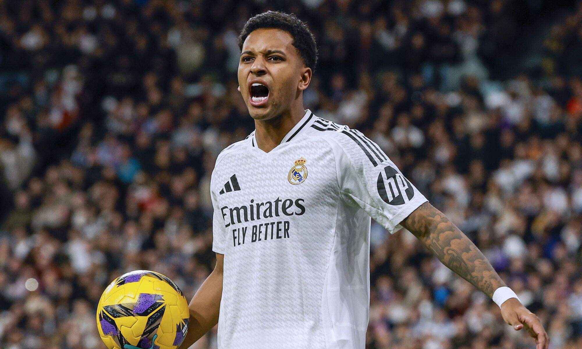 Rodrygo Goes jugando un partido con el Real Madrid.