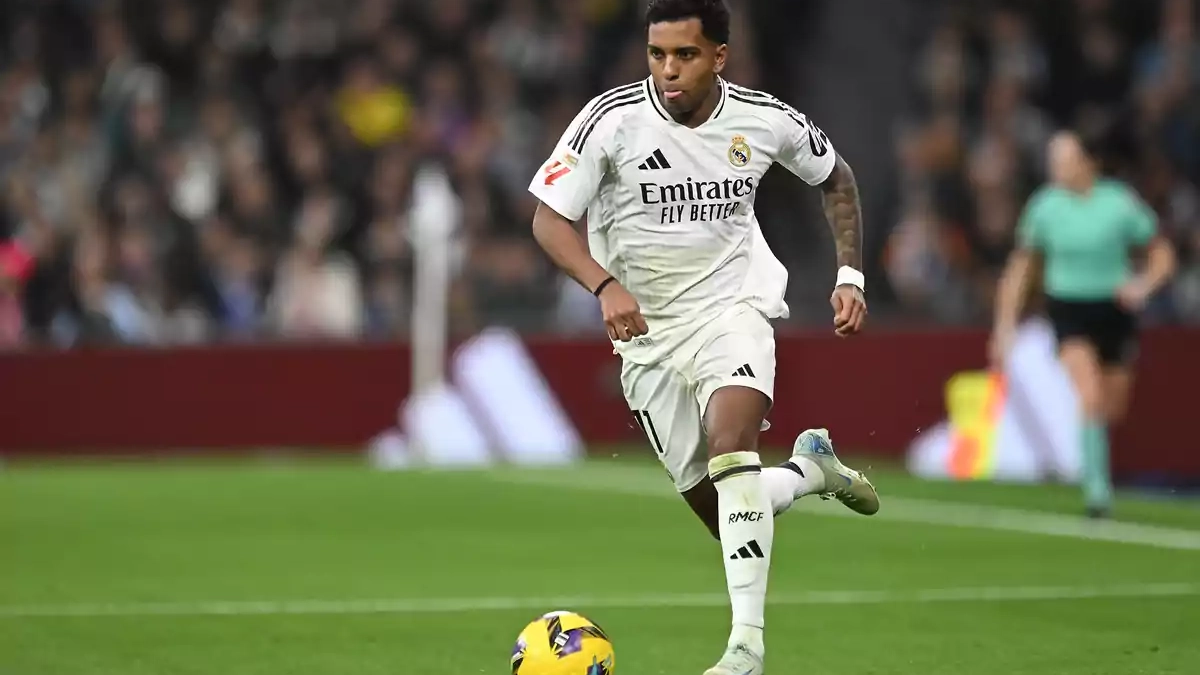 Rodrygo Goes jugando un partido con el Real Madrid.
