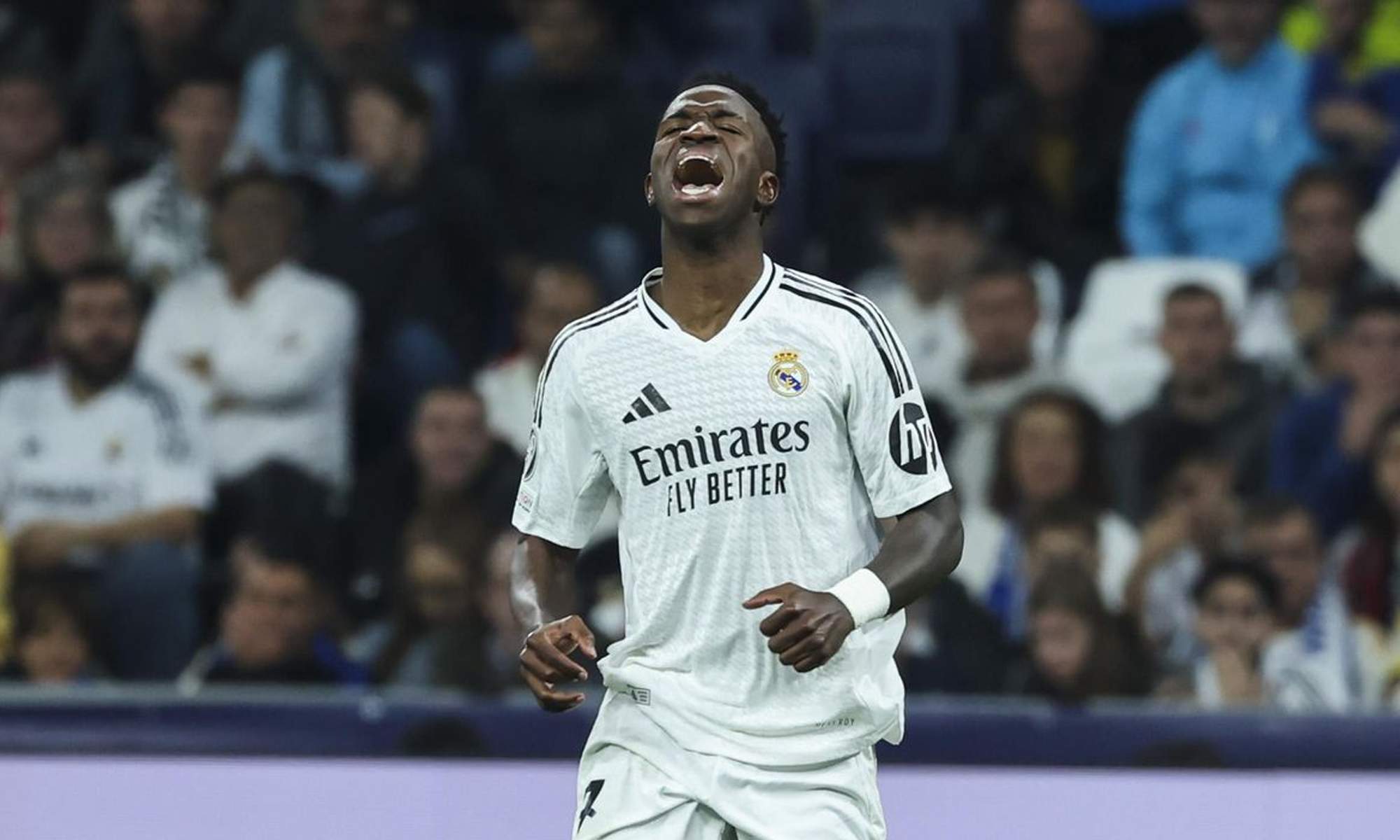 Vinícius Júnior lamentándose en un partido del Real Madrid. 
