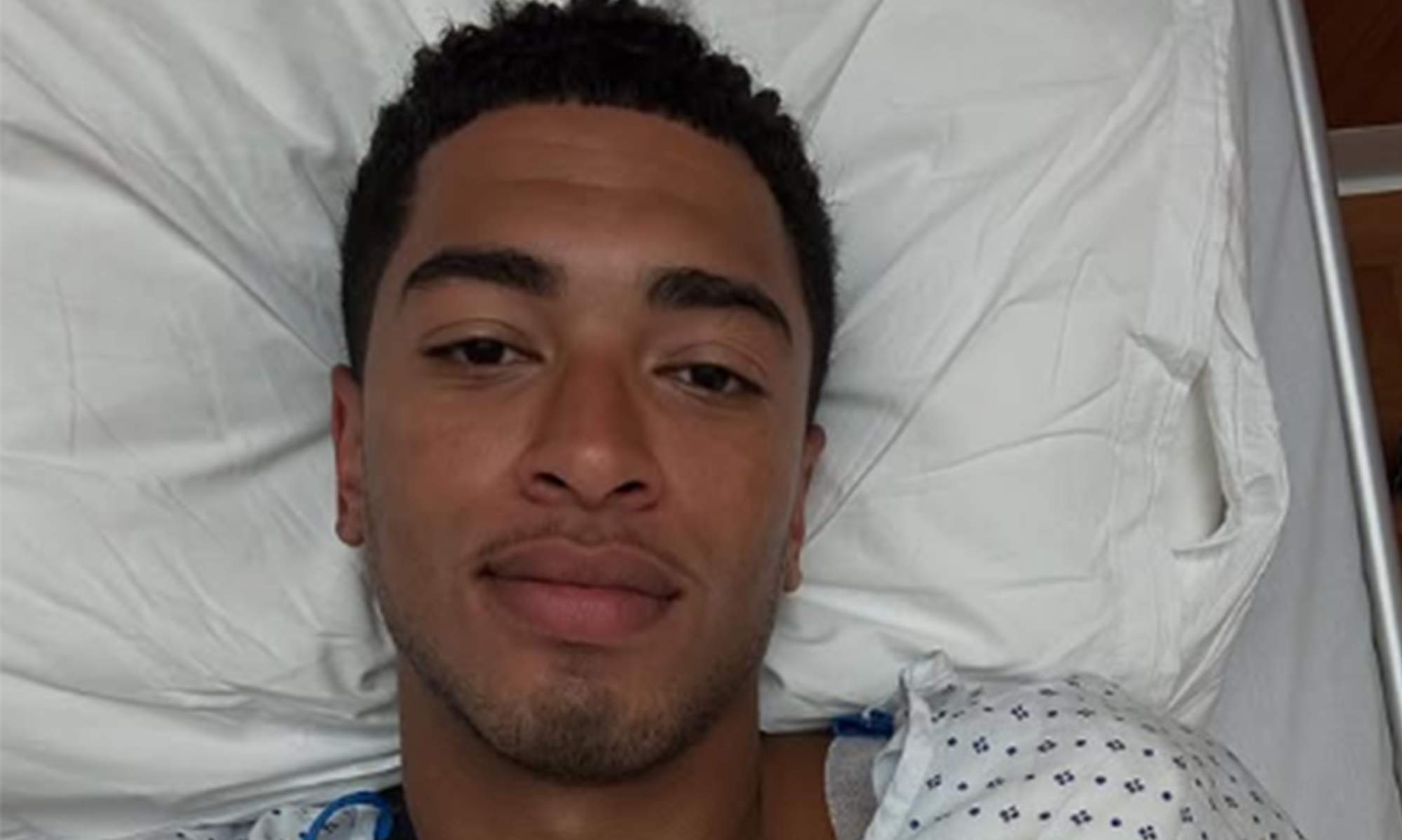 Selfie de Jude Bellingham después de operarse el hombro.