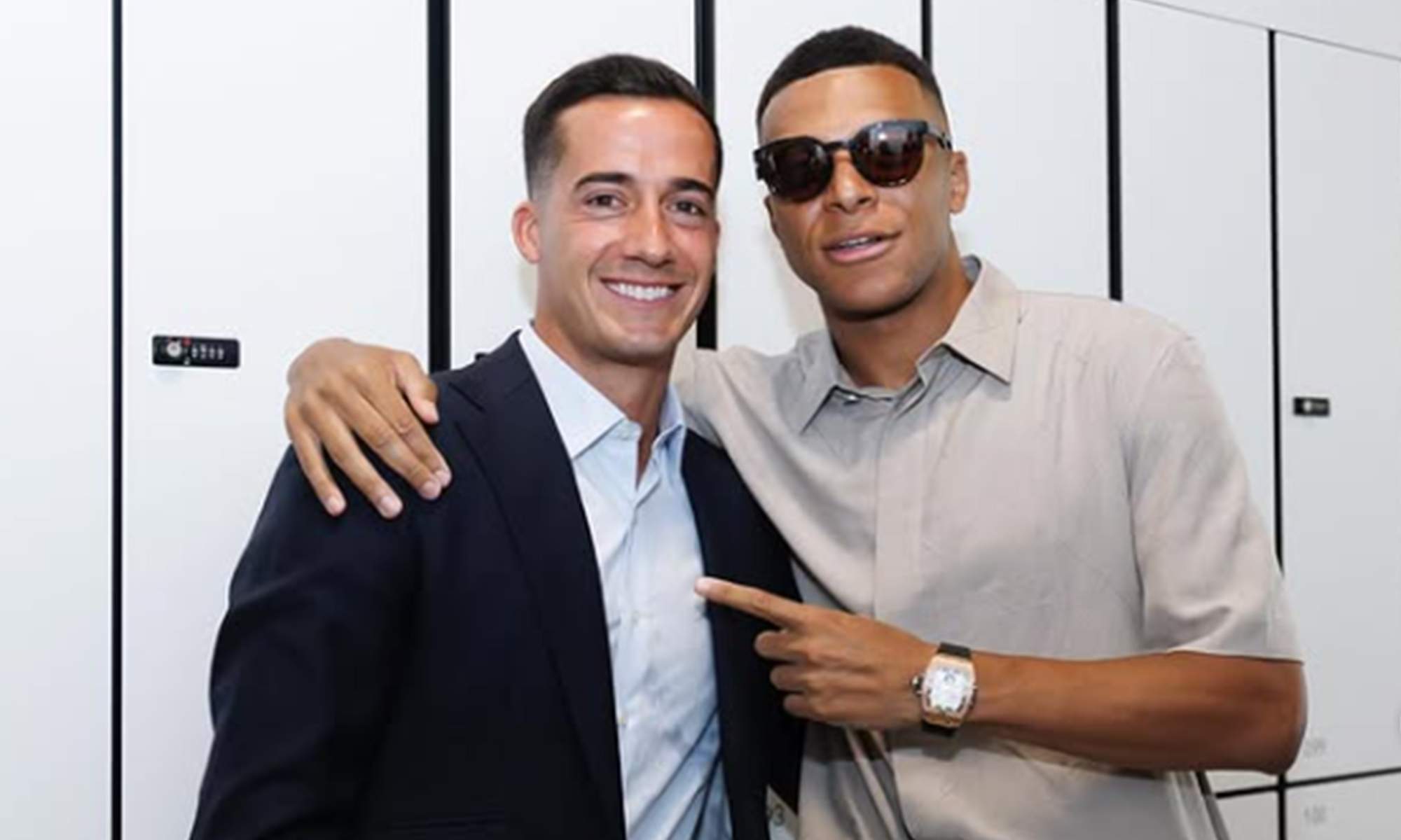 Lucas Vázquez y Kylian Mbappé en el acto de despedida. 