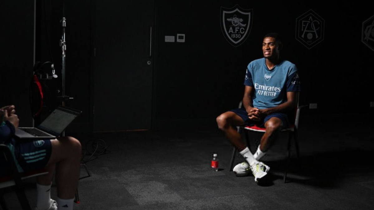 Cristhian Mosquera en su primera entrevista como jugador del Arsenal Cristhian Mosquera en su primera entrevista como jugador del Arsenal