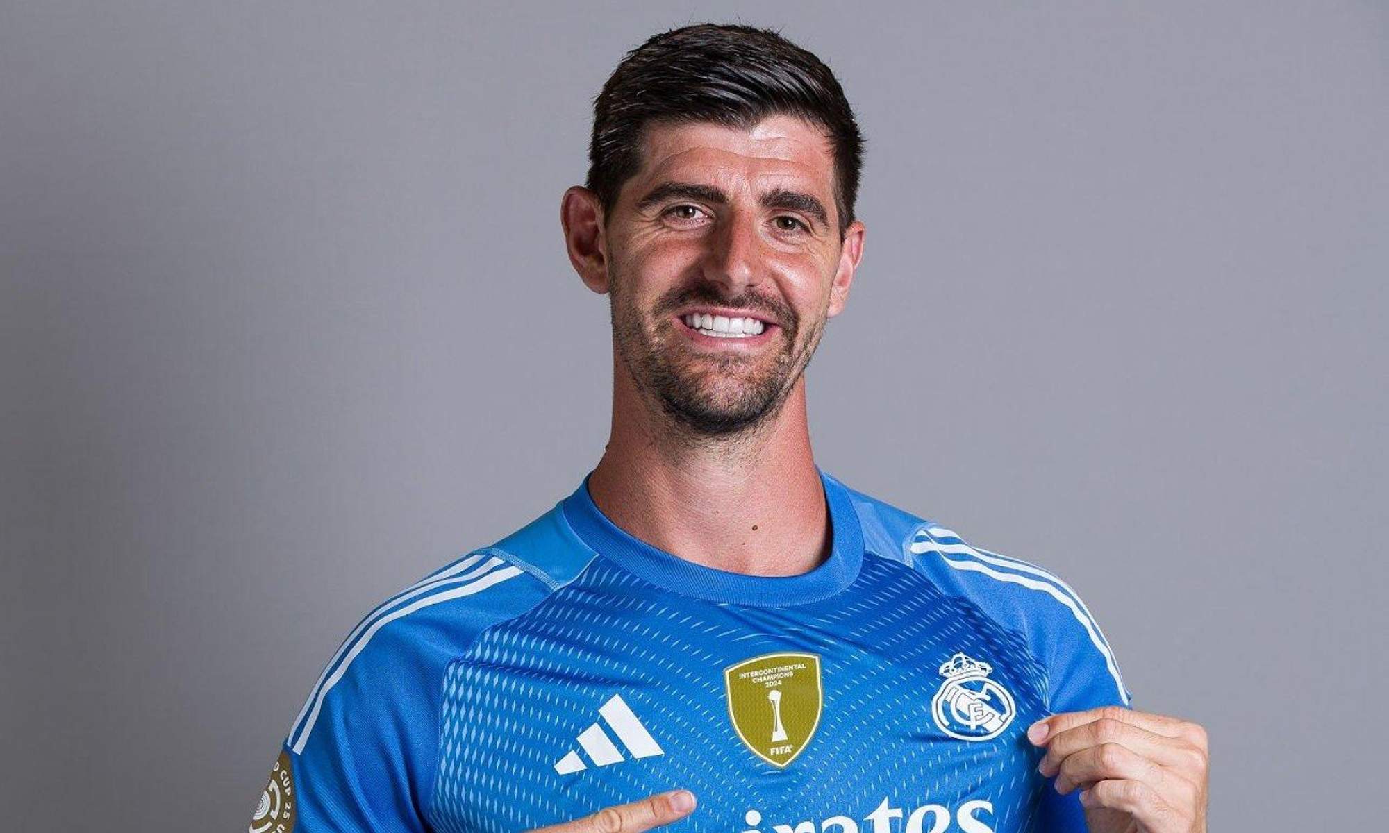 Thibaut Courtois con la nueva camiseta del Real Madrid. 