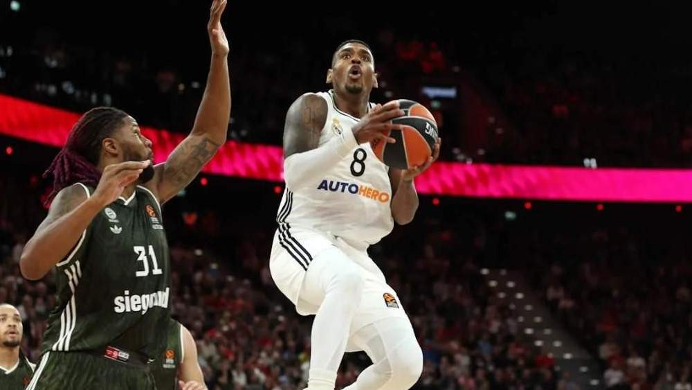 Xavier Rathan Mayes jugando con el Real Madrid