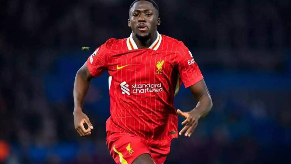 Konaté jugando con el Liverpool