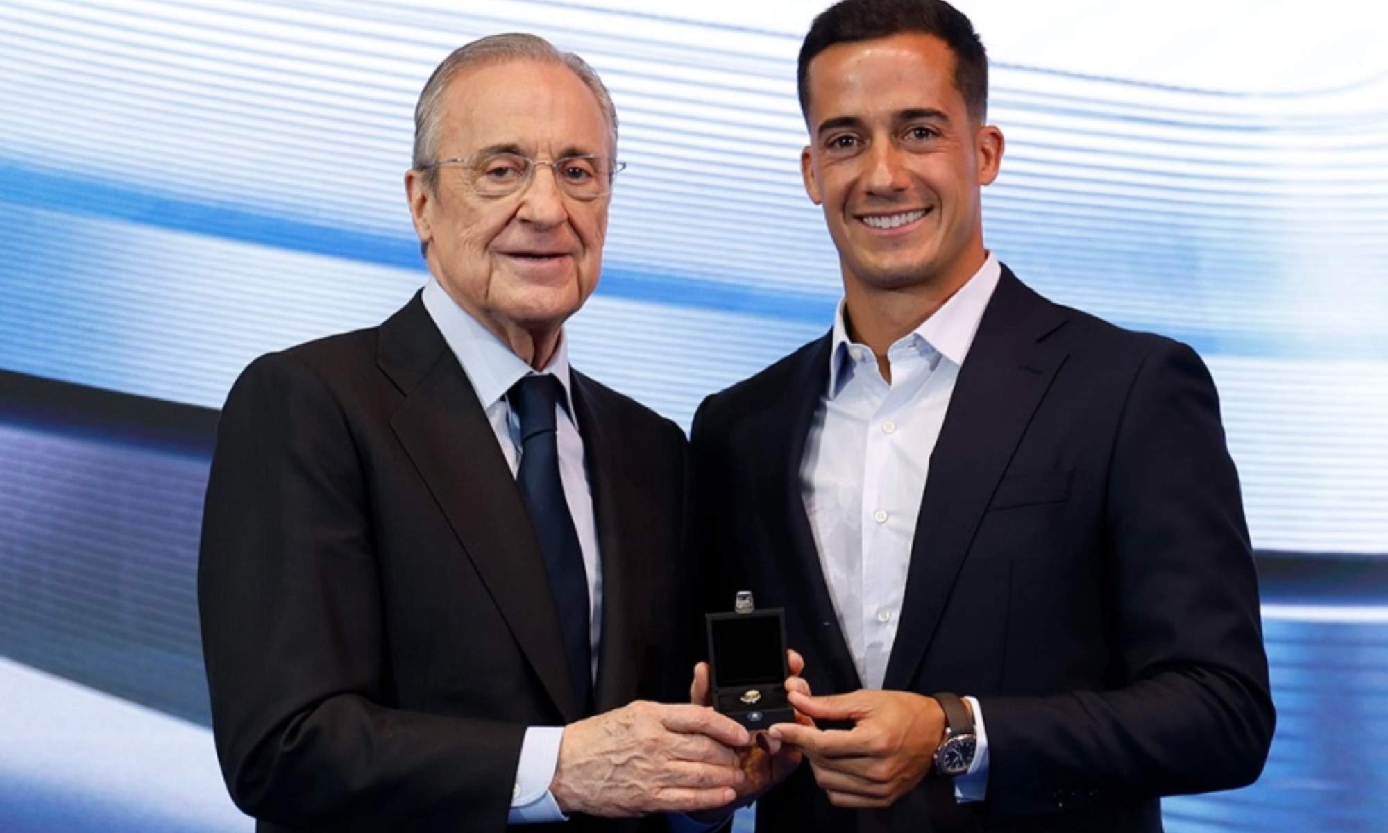 Lucas Vázquez, con Florentino Pérez, en el acto de despedida que le brindó el Real Madrid este jueves en Valdebebas.