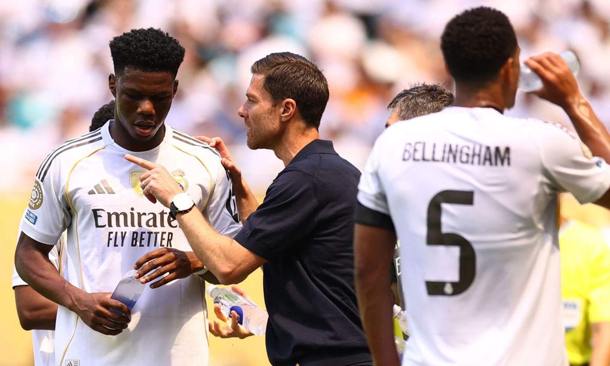 Xabi Alonso, Aurélien Tchouaméni y jugadores del Real Madrid.