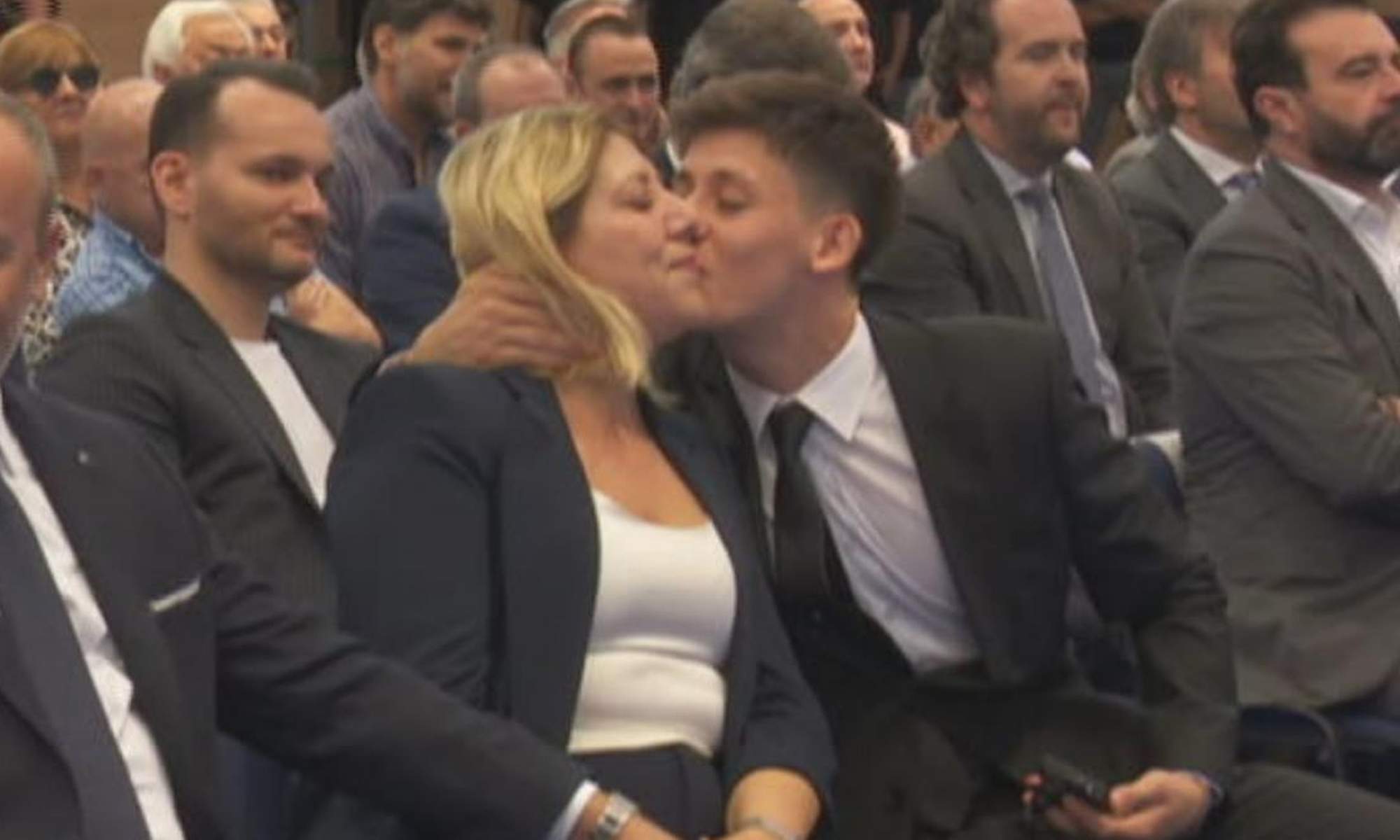 Arda Güler besando a su madre en la presentación con el Real Madrid. 
