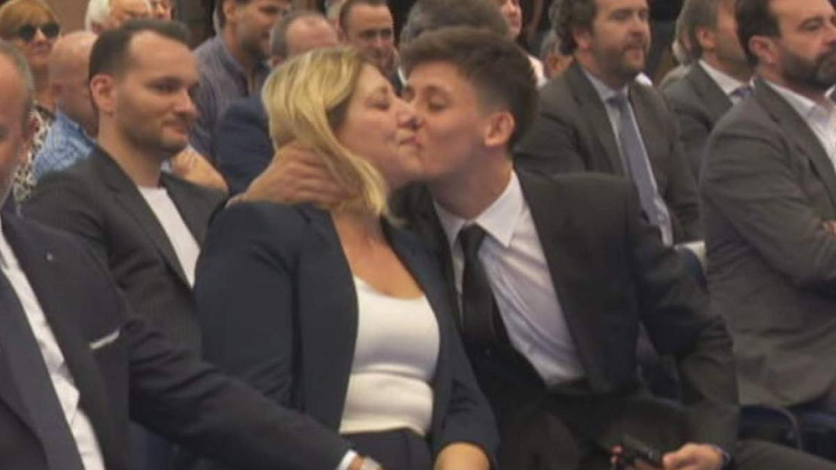 Arda Güler besando a su madre en la presentación con el Real Madrid. 