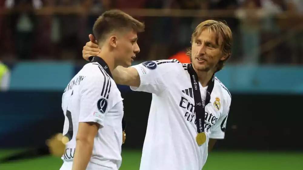 Arda Güler y Luka Modric Arda Güler y Luka Modric