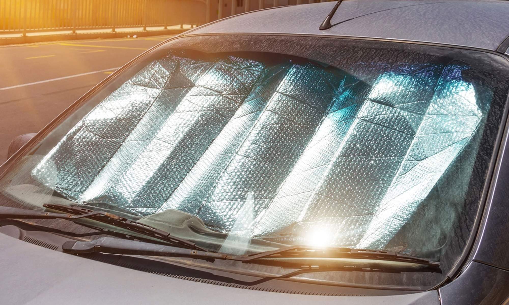 Un coche con un parasol puesto. 