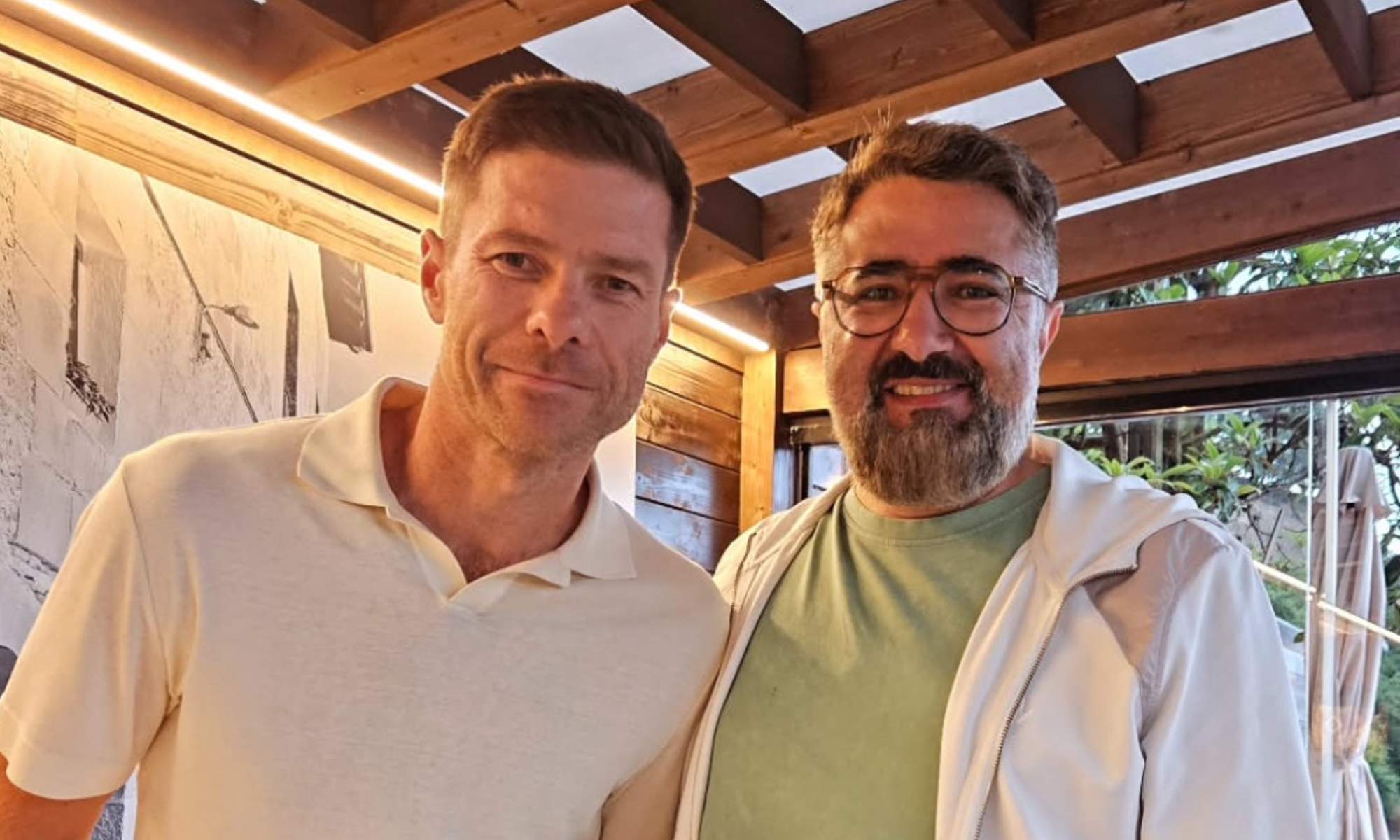 Xabi Alonso junto a Serdar Ali Çelikler, un periodista turco. 