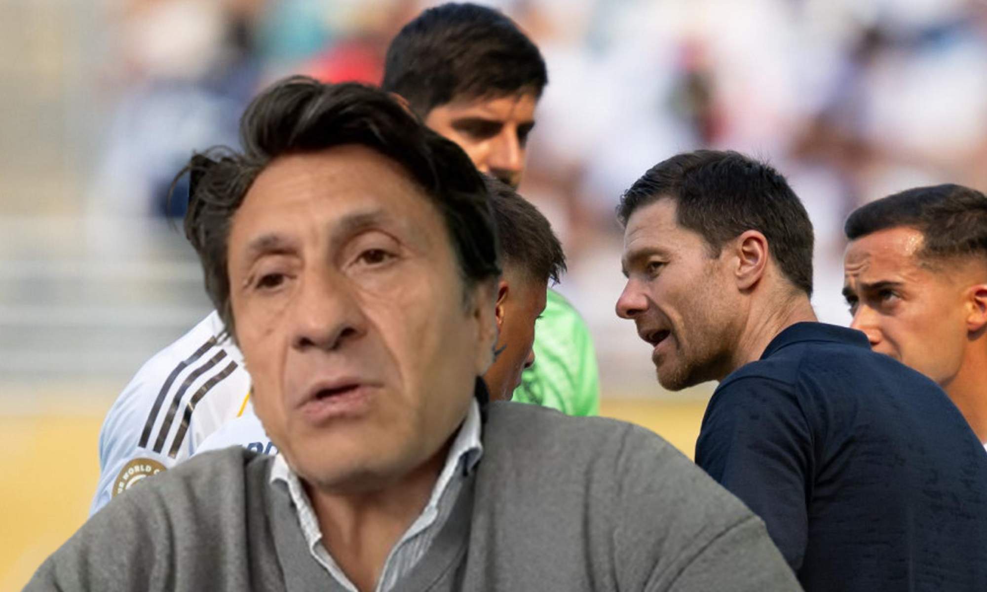José Félix Díaz y Xabi Alonso hablando con jugadores del Real Madrid.