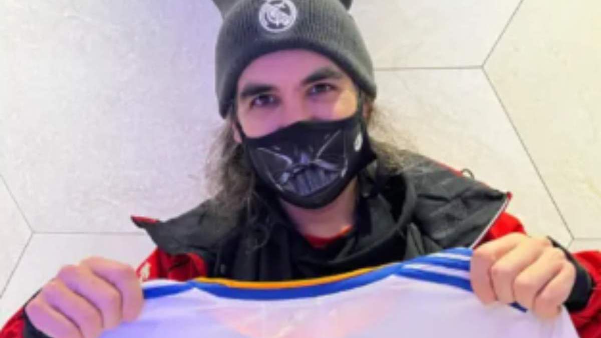 Chema Alonso posando con una camiseta del Real Madrid