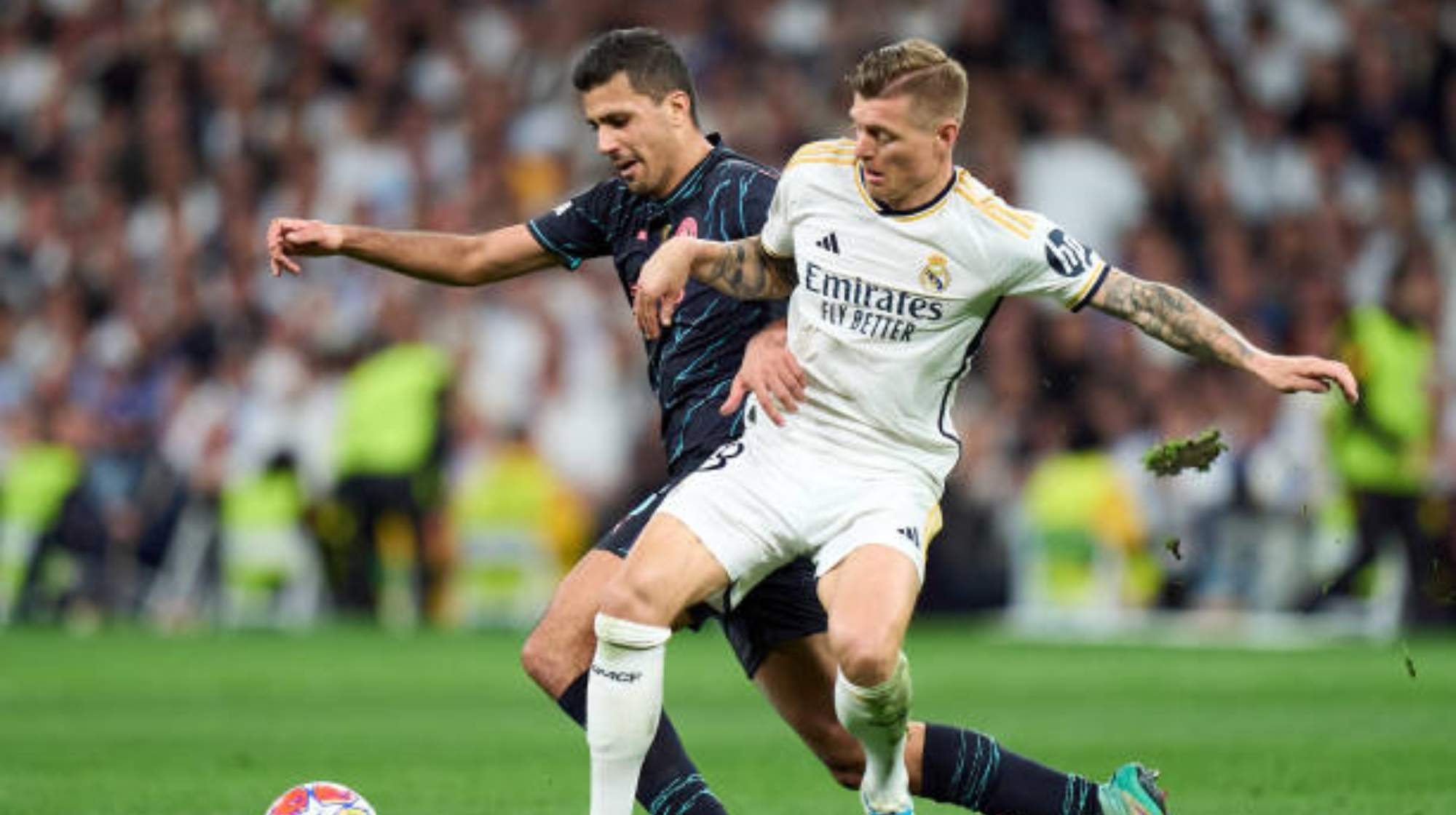 Kroos bendice a Rodri. 