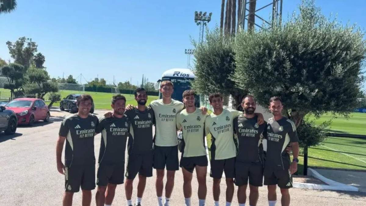 Dean Huijsen junto al staff técnico del Castilla Dean Huijsen junto al staff técnico del Castilla