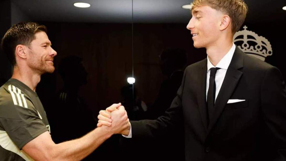 Xabi Alonso saludando a Dean Huijsen Xabi Alonso saludando a Dean Huijsen