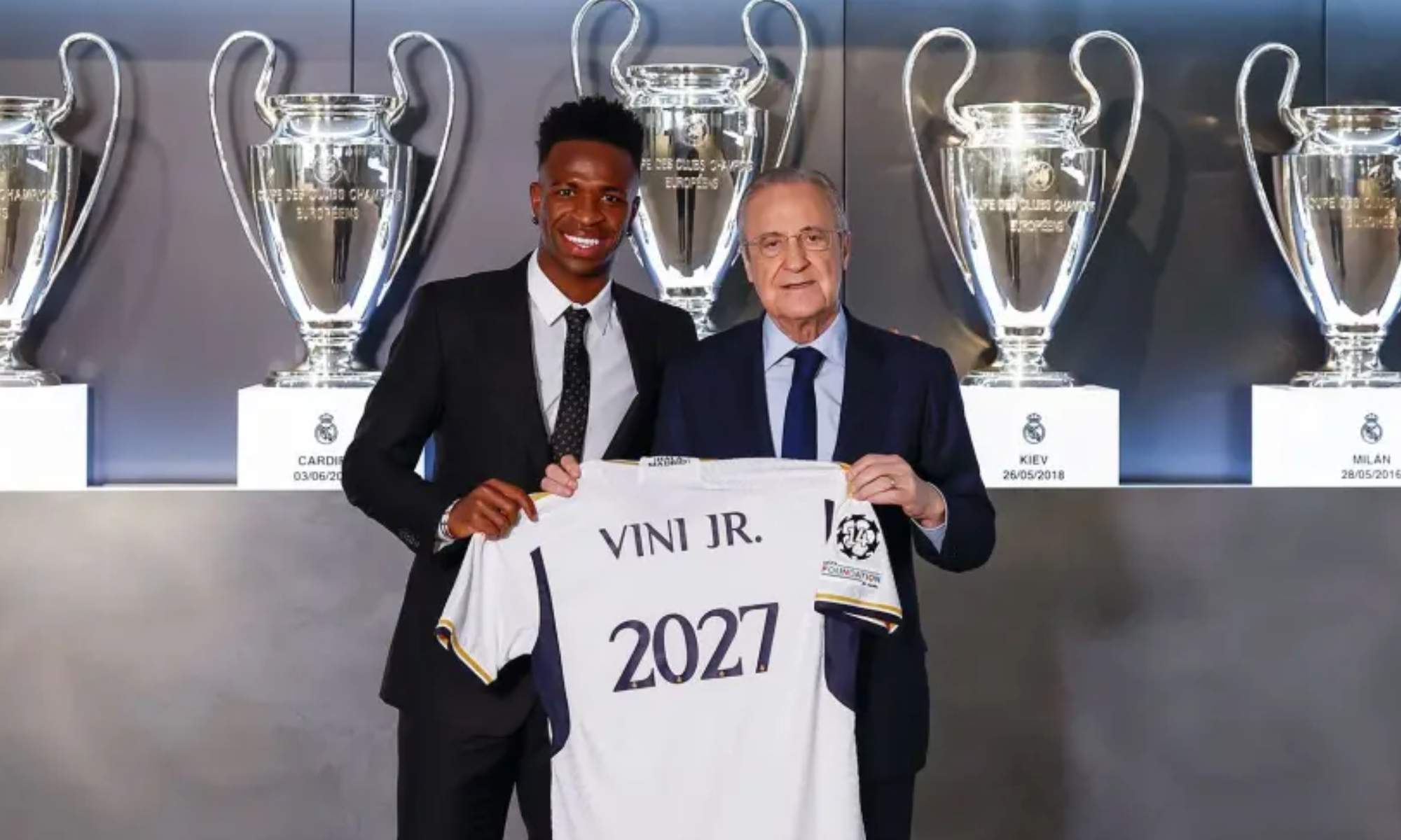 Vinicius Junior y Florentino Pérez, en la primera -y última, de momento- renovación del futbolista con el Real Madrid en octubre de 2023.