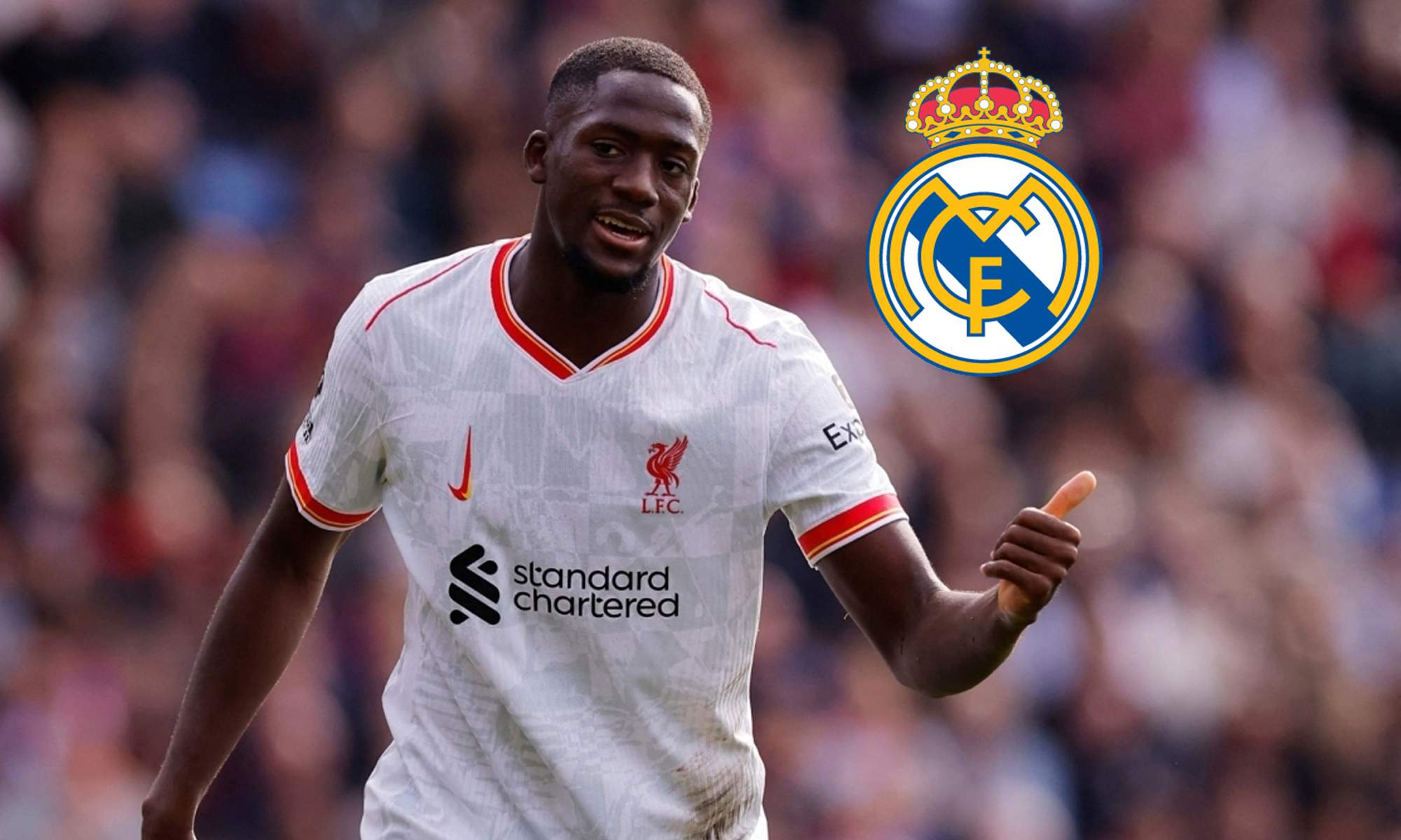 Konaté jugando un partido con el Liverpool y el escudo del Real Madrid.