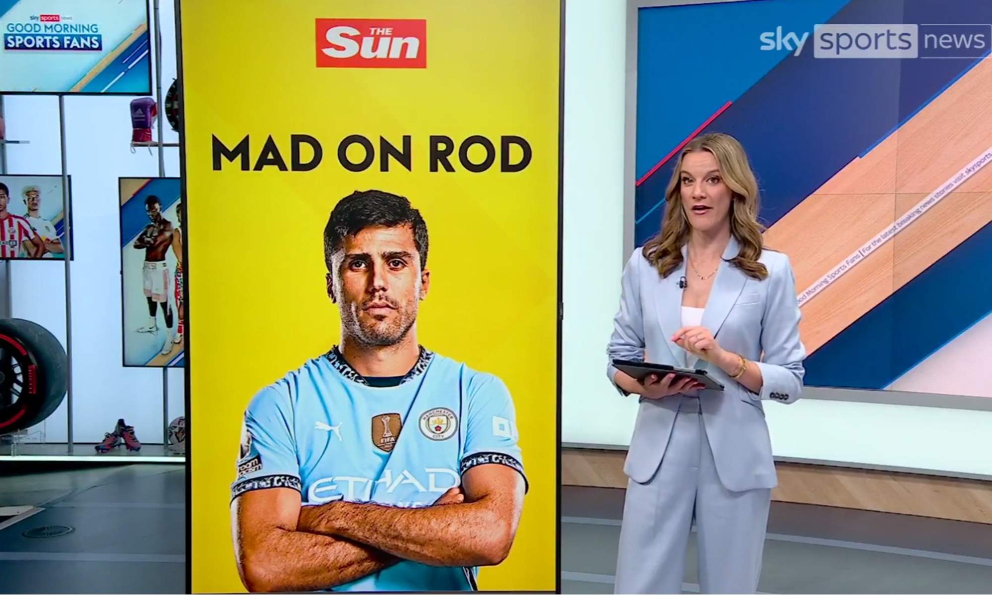 Una periodista de Sky Sports mostrando la notica de The Sun sobre Rodri.