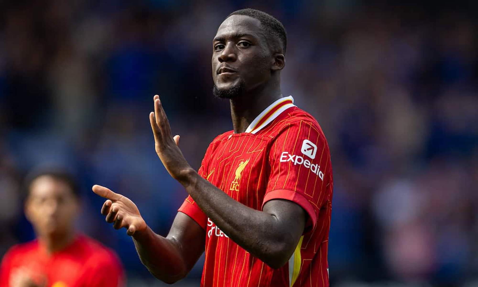 Konaté jugando un partido con el Liverpool.
