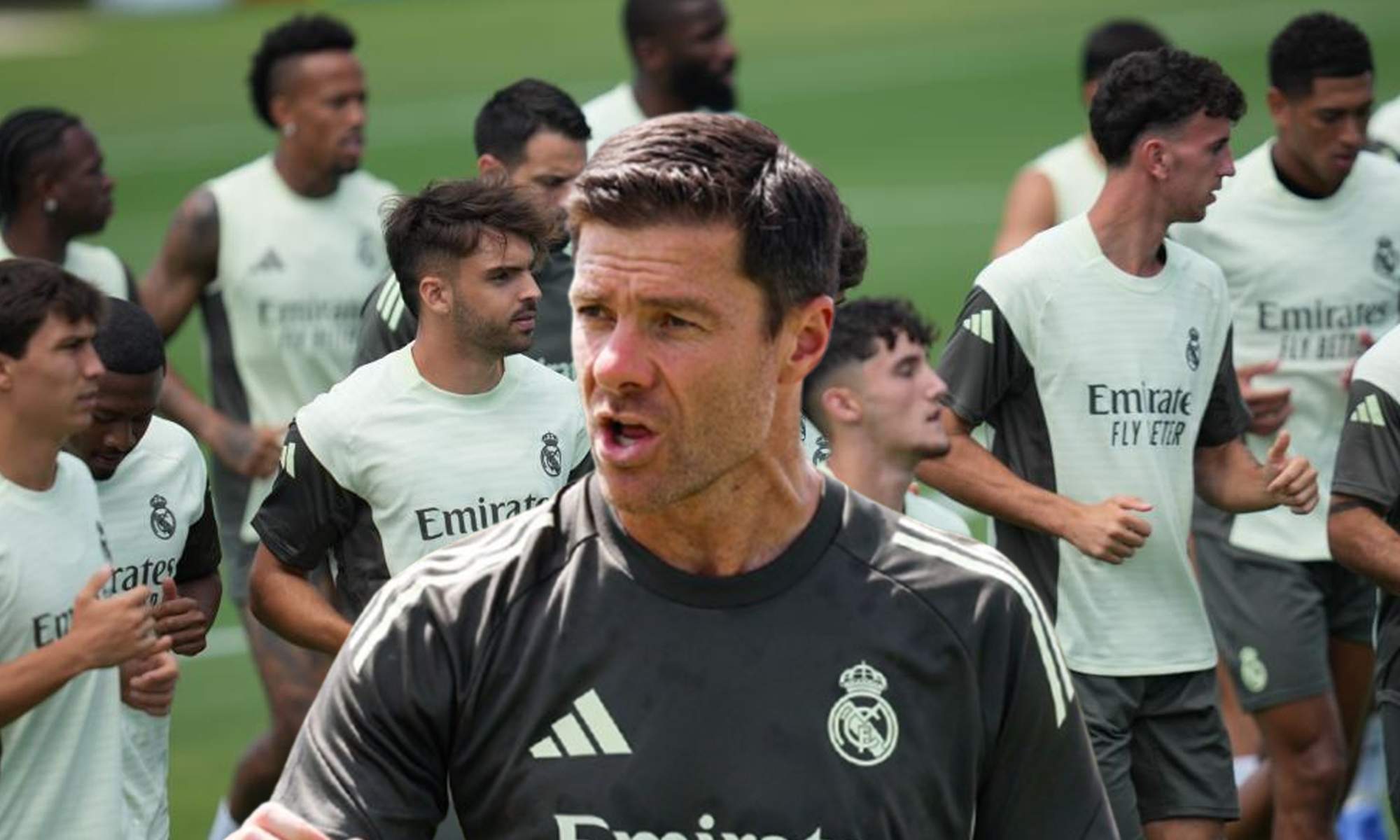 Xabi Alonso y los jugadores del Real Madrid durante un entrenamiento.