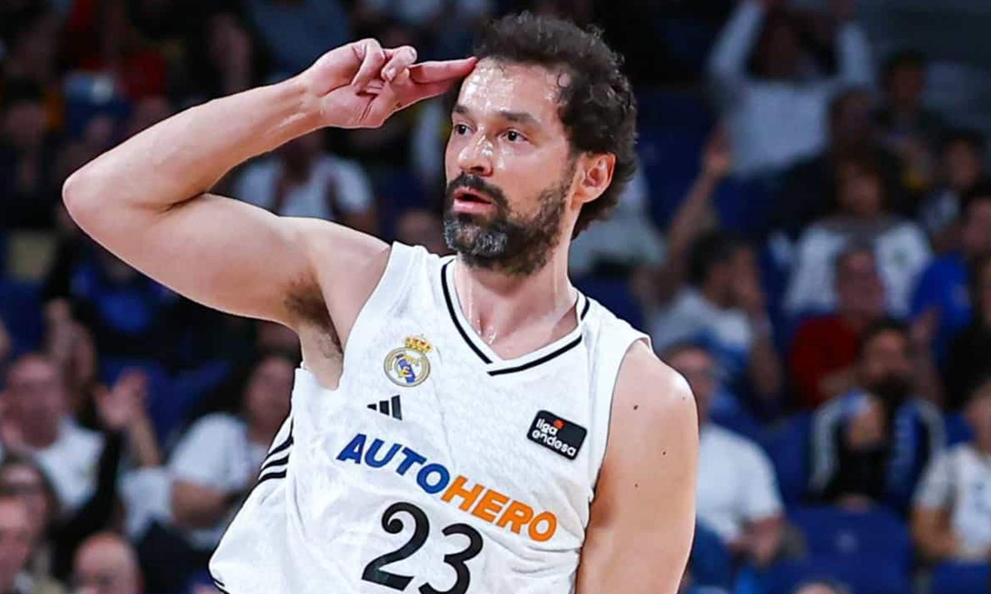 Sergio Llull jugando un partido con el Real Madrid.