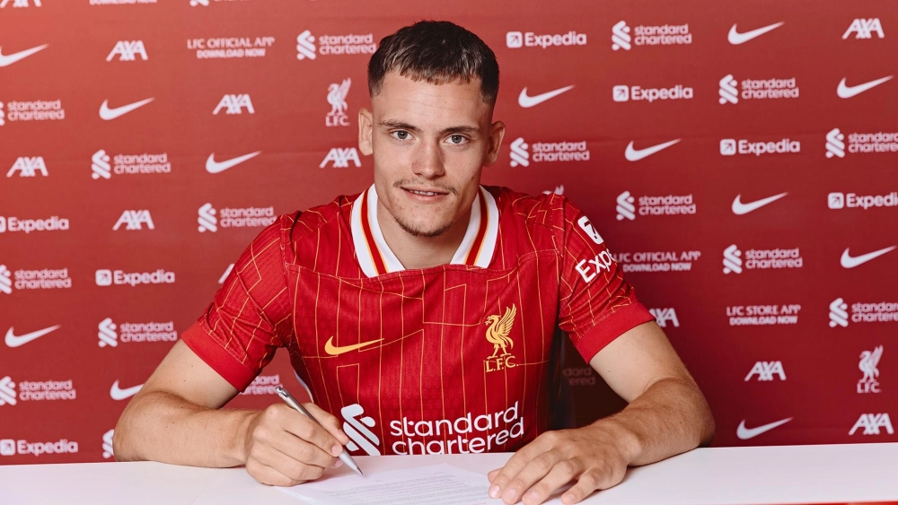 Florian Wirtz firmando su contrato con el Liverpool