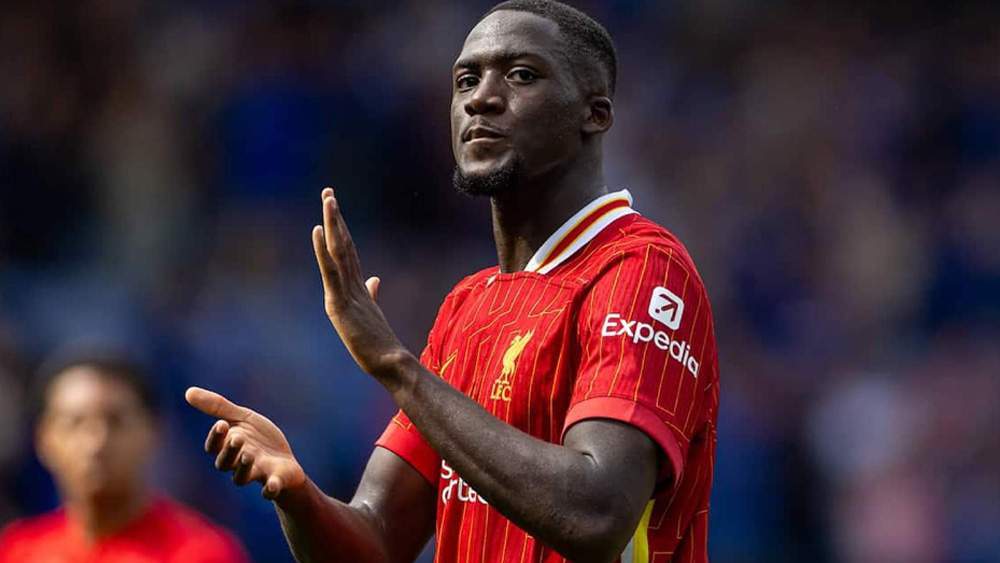 Konaté jugando con el Liverpool