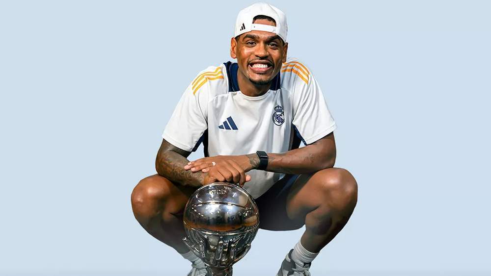 Rathan Mayes con la liga conquistada esta temporada