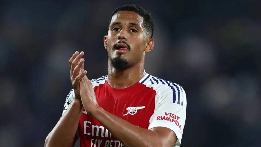 Saliba jugando con el Arsenal Saliba jugando con el Arsenal