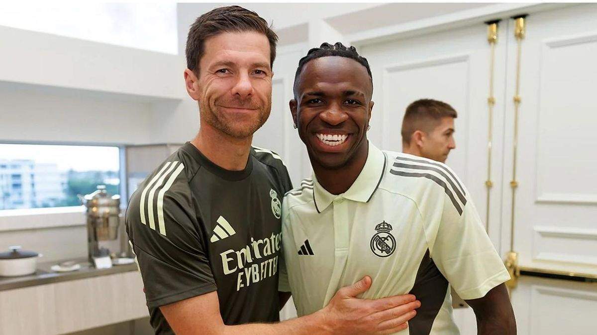 Xabi Alonso y Vinicius Junior
