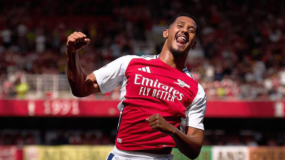 William Saliba jugando con el Arsenal