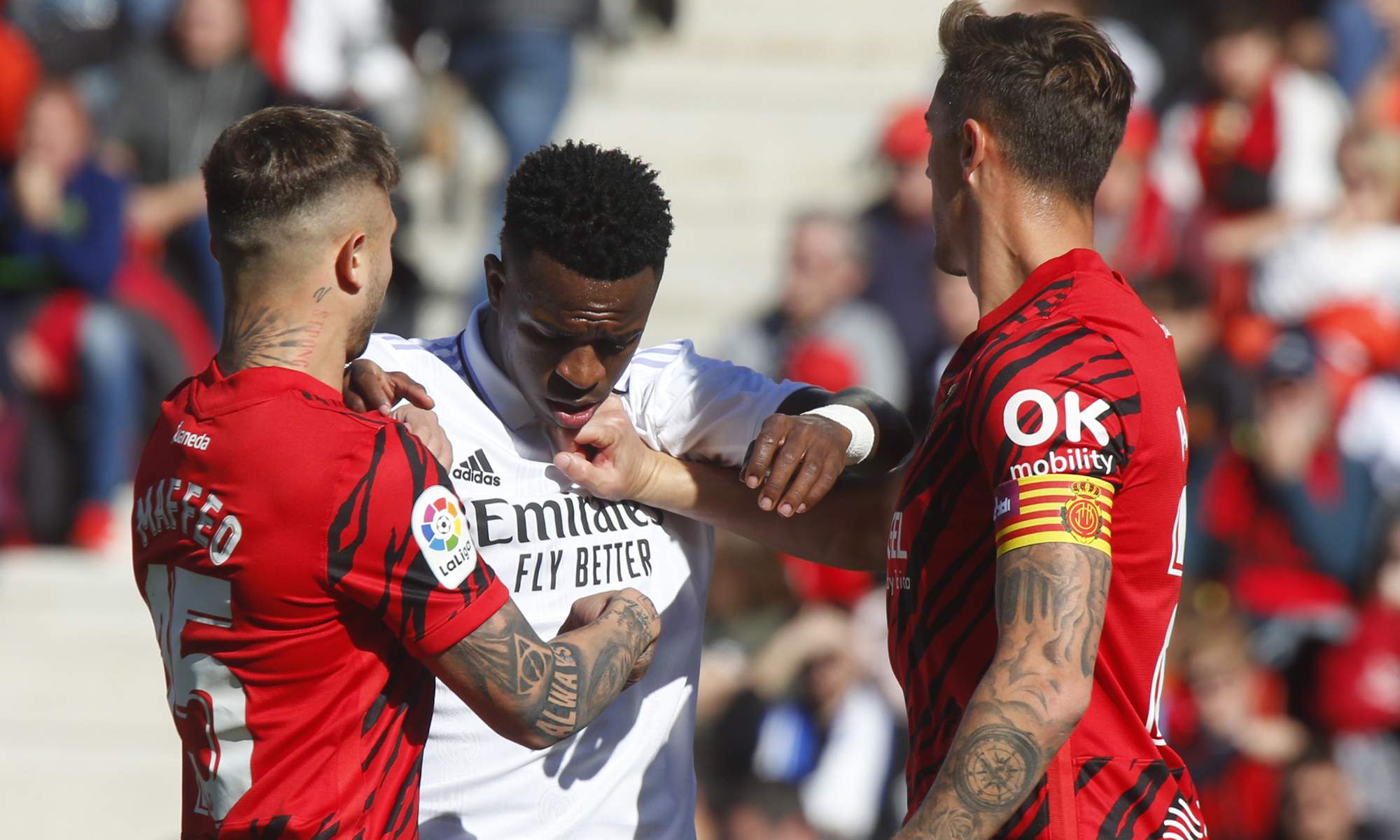 Pablo Maffeo agarrando a Vinícius durante un partido entre el Mallorca y el Real Madrid. Pablo Maffeo agarrando a Vinícius durante un partido entre el Mallorca y el Real Madrid.