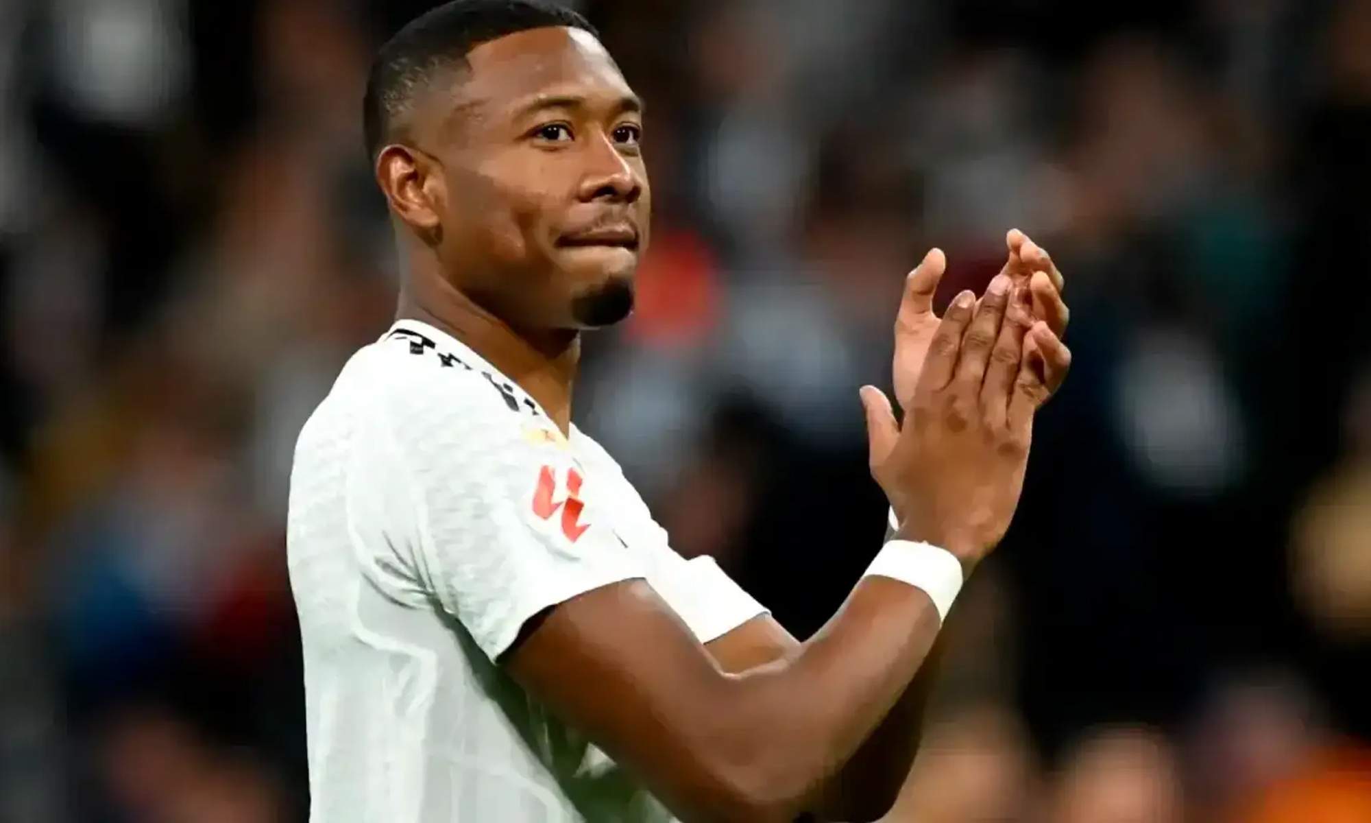 David Alaba aplaudiendo en un partido del Real Madrid.