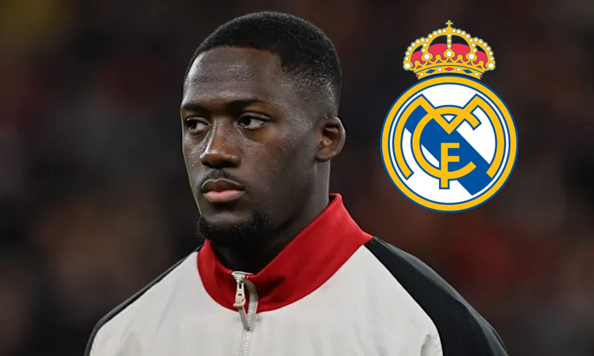 Ibrahima Konaté y un escudo del Real Madrid. 