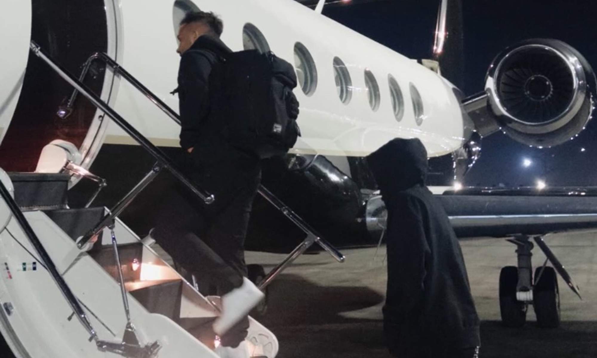 Vinícius Júnior cogiendo un avión a Ibiza en sus vacaciones.