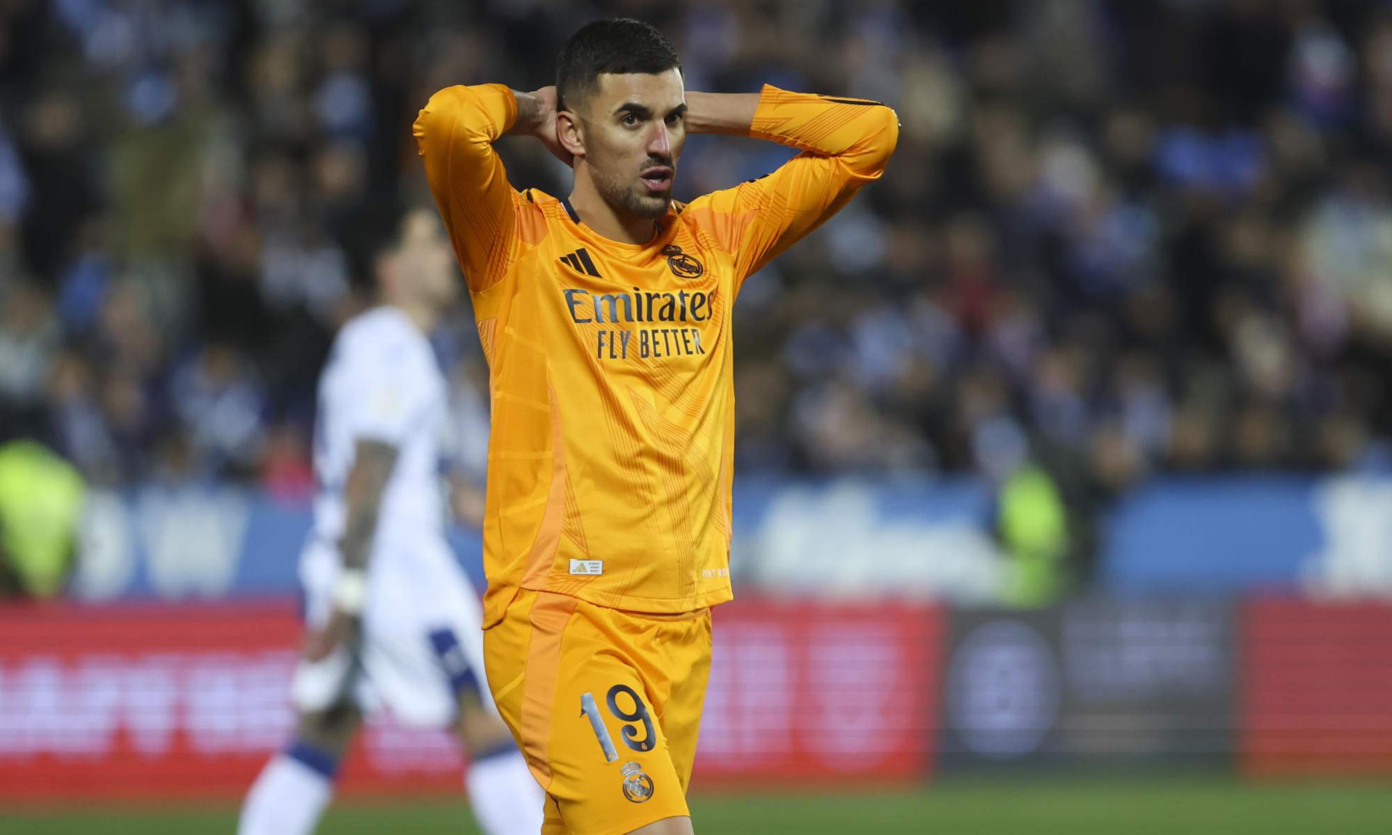 Dani Ceballos jugando un partido con el Real Madrid.