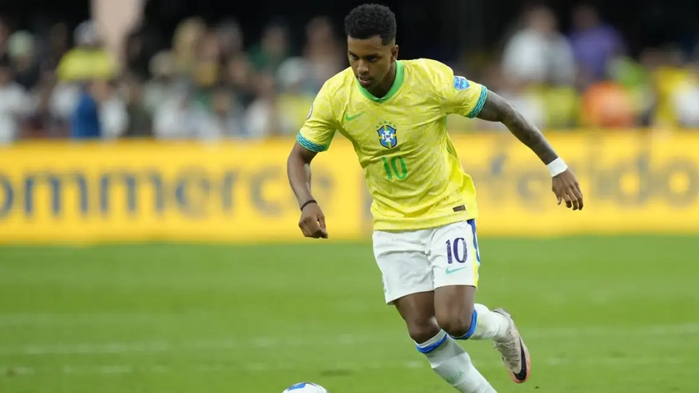 Rodrygo disputando un partido con Brasil Rodrygo disputando un partido con Brasil