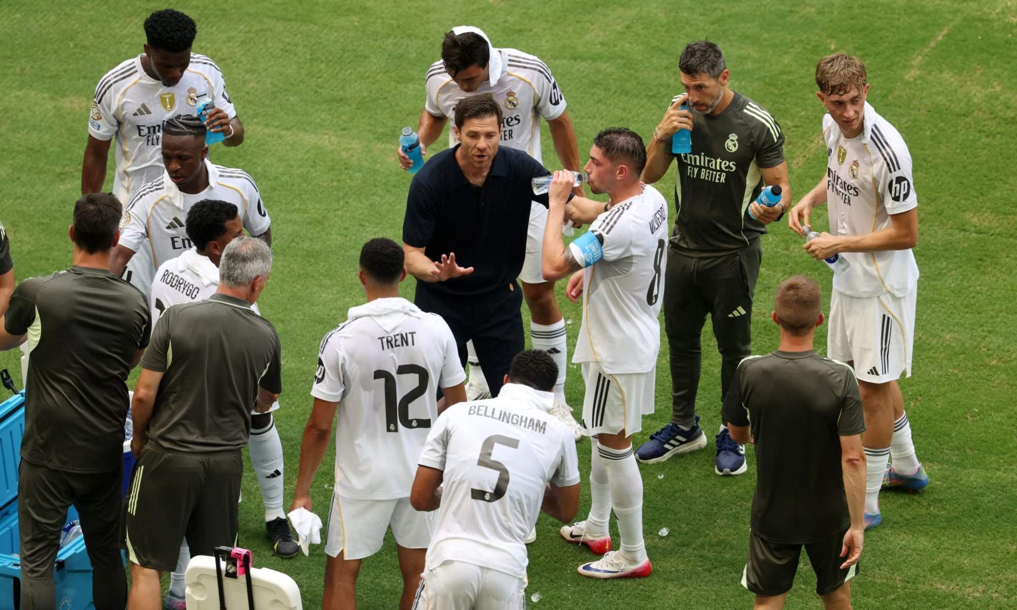 Xabi Alonso, dando indicaciones a sus futbolistas durante una pausa de hidratación en un encuentro del Real Madrid en el Mundial de Clubes.