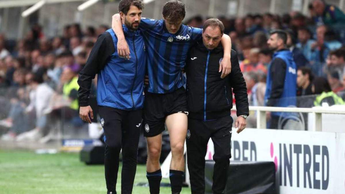 Scalvini retirándose lesionado de un partido